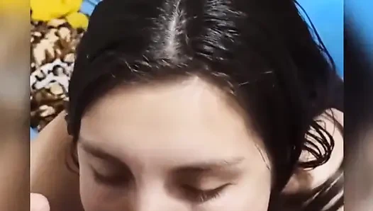 Adik tiri yang lagi sange nyepong kontol abang tirinya waktu orang tua mereka nggak di rumah