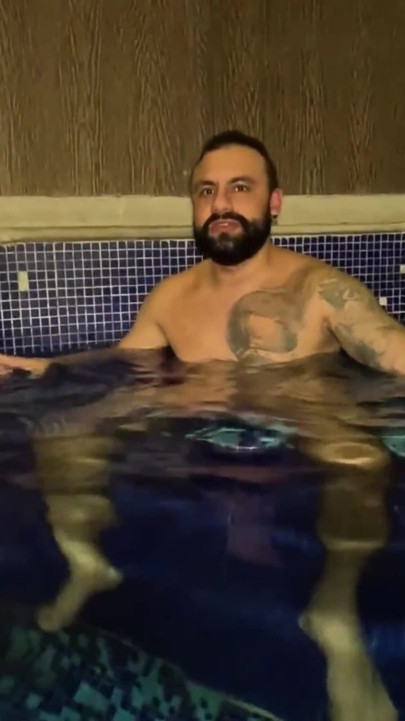 Día de motel con piscina - Pareja que se quiere follando y riendo