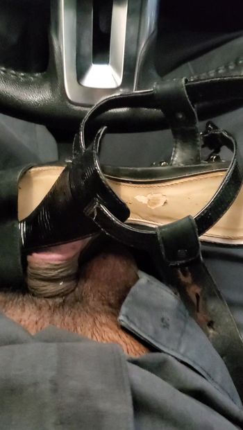 Un mécanicien pervers voit des talons de MILF dans sa mustang. Elle joue avec ses talons pendant le lavage