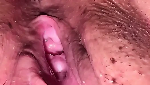 Brunette Squirt: Magic Fingers and Uncontrolled Squirts