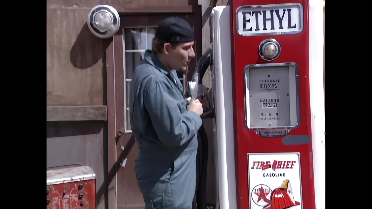 Młoda rudowłosa chętna na kutasa ujeżdża dużego kutasa pracownika stacji benzynowej