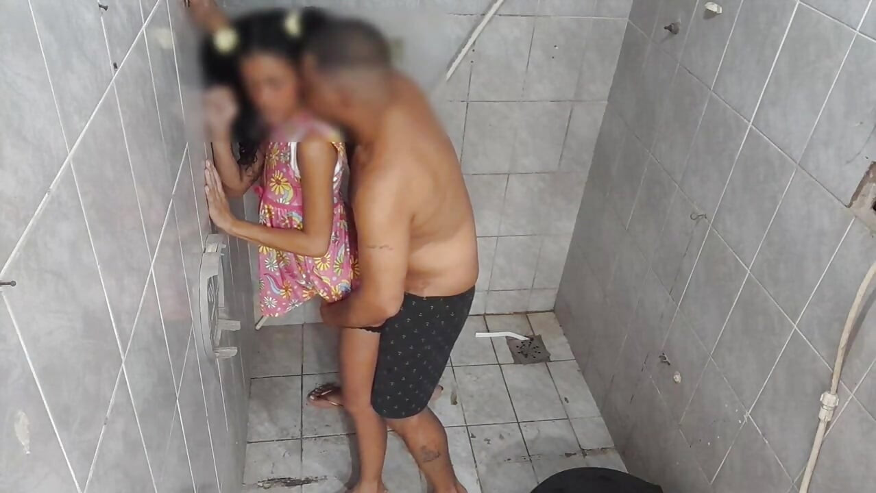 Pasierbica z pięknym i dużym tyłkiem dziękuje ojczymowi za nową sukienkę w 100% do odboju analnego