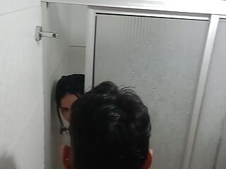 Un duș bogat cu o pereche de frați vitrege care fac sex sălbatic