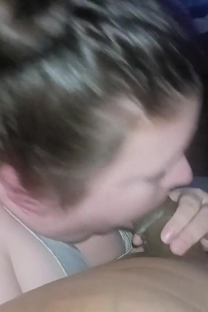 POV, une bite baveuse mange la bouche mouillée