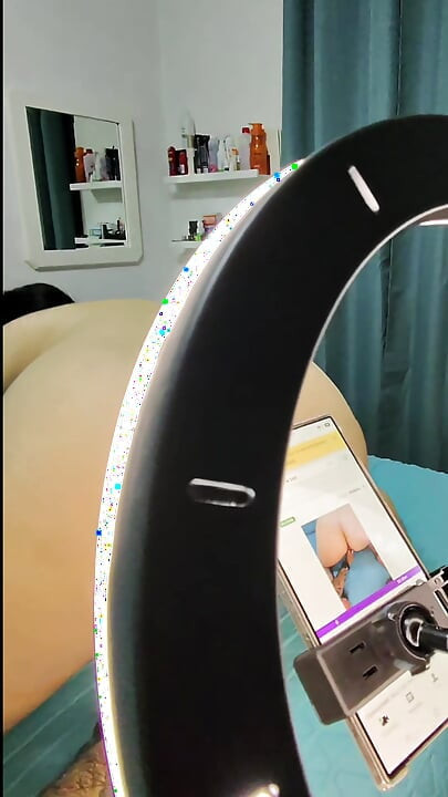 在網絡攝像頭秀中，麗娃有兩次噴水