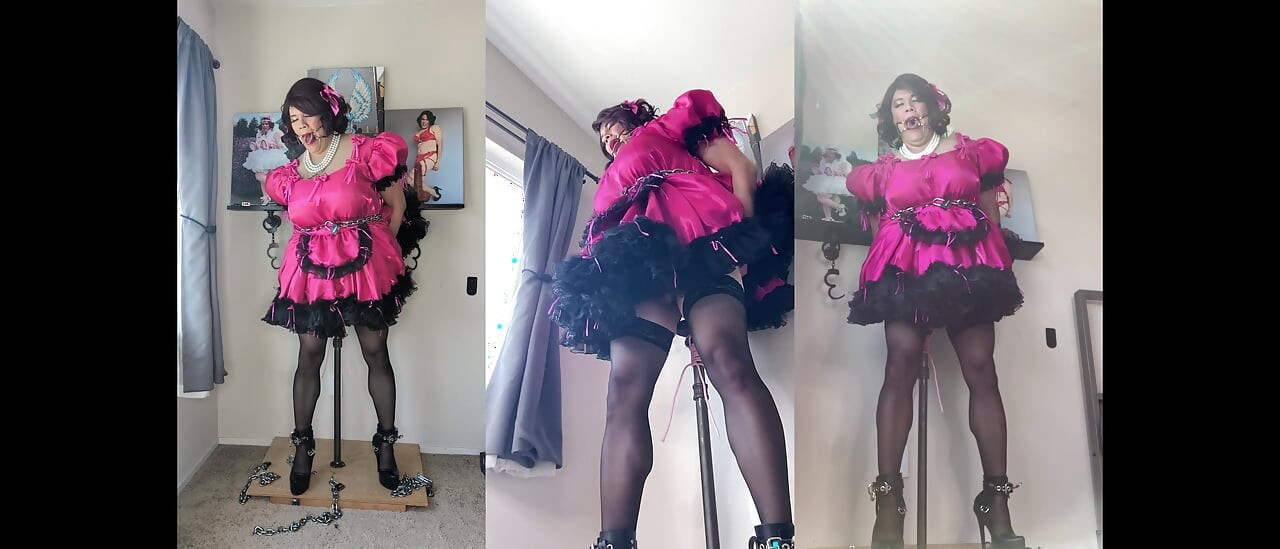 Розовая сисси горничная Candy заперта на ее подставке дилдо и скачет на ее шесте