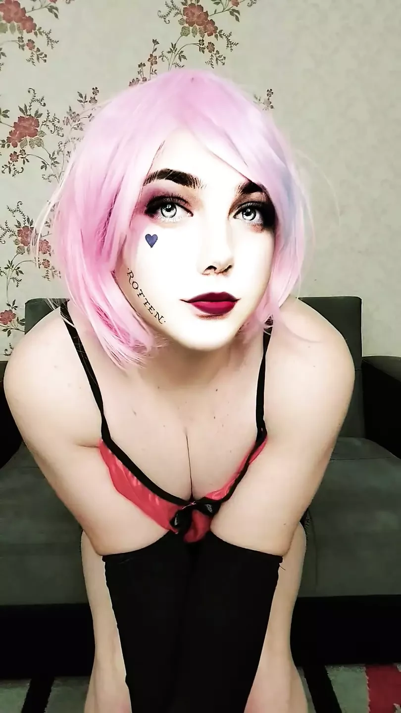 Harley Quinn Vibes: Oyuncu femme fatale'i kucaklıyor