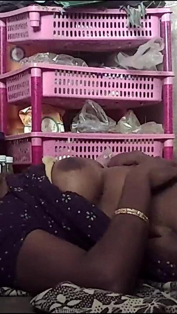 Moment emblématique de « La nouvelle femme desi tamoule indienne sexy s’embrasse »