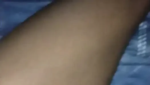 Lüks bir aksesuarmış gibi sabahın erken saatlerinde sikimle oynuyorum