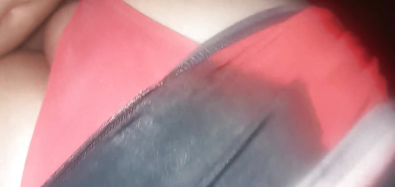 Ich hebe ihr kleid an und ich stecke meinen schwanz in sie