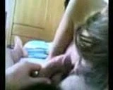 O filmeaza cu telefonu cand o fute si ii da muie