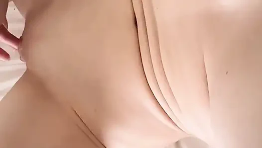 Vücudu ve amcığı mükemmel! Çok tatlı ve azgın ama şimdi boşalmasına izin veriliyor