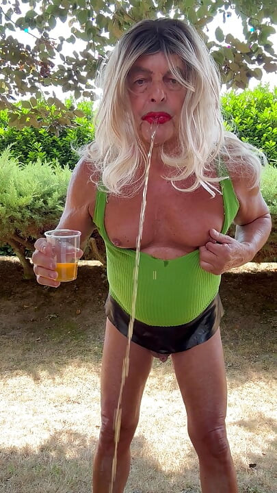 Shemale kassy54 drink public