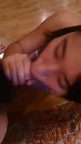 girl sucking and cum her mouth