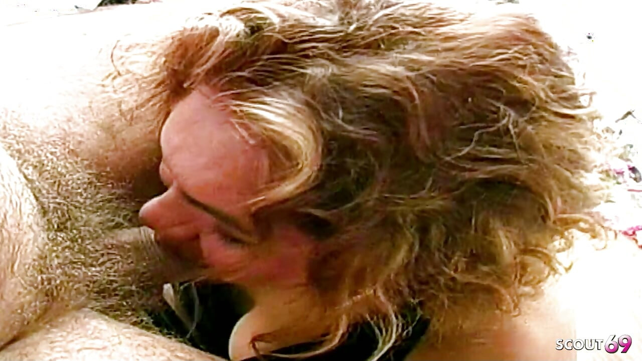 Tetanggaku disepong sama waria rambut pirang sampai muncrat