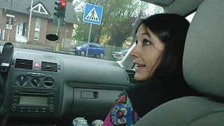 ドイツ人ドライバーはセクシーなエッチな女の子だけに座らせる