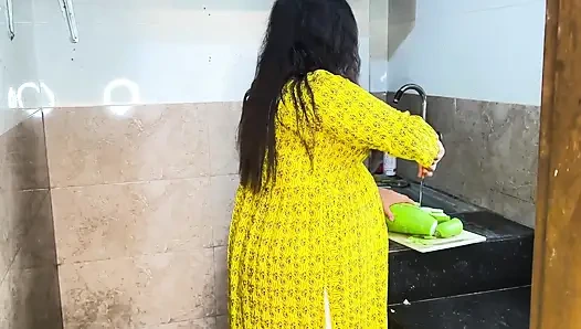 Tiba-tiba aku ngentot ibu mertuaku waktu dia lagi cutting kari di dapur - seks kasar sama desi