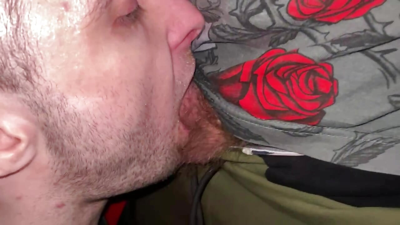 Грубият Скили Кинкисириус смуче от кожено мече в обществената тоалетна на жп гарата