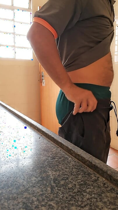 घर का दरवाजा खुला होने के साथ हाथों से चुदाई