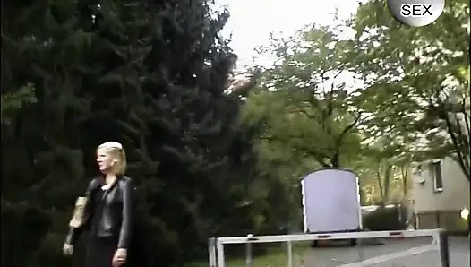 Горячая крошка-блондинка трахает пальцами мокрую киску до трясующегося оргазма