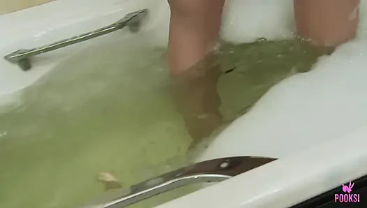 Marigold T spielt mit ihrer geilen muschi!