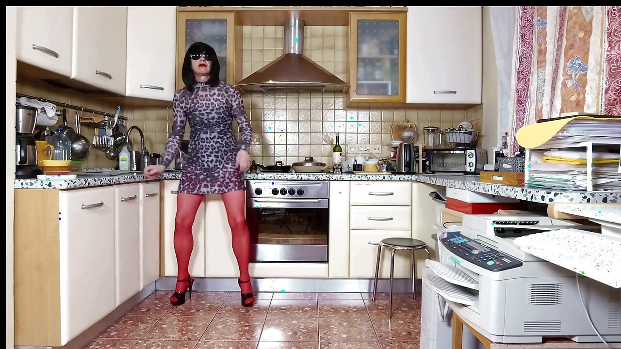Najlonska sissy kurva Michelle kuha kasnu večeru i nastupa za pretplatnike web kanala