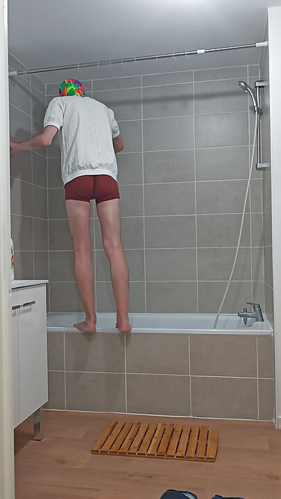 I'm cleaning my bathtub (episode 1)