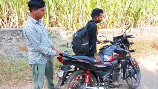 Trío gay indio - una historia única de un niño y un hombre desconocido que tomó su bicicleta para ir a la universidad - sexo en el coche - voz hindi