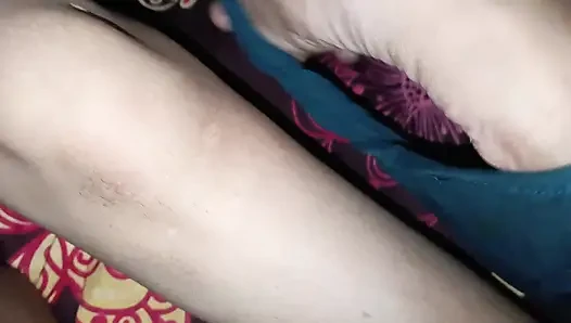Aku dan saudara tiriku sendirian di rumah