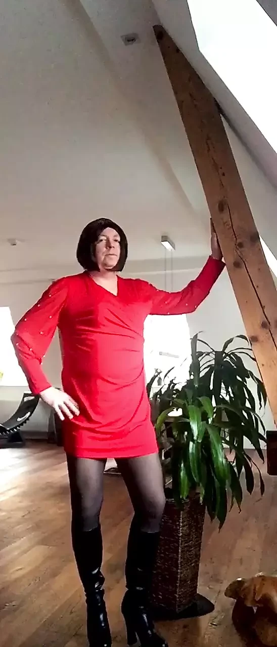 Nicki-Crossdress într-un mini-rochie roșie sexy, ciorapi negri și Cizme de platou