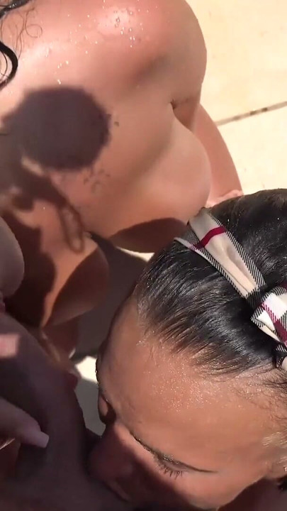 Das erste Mal Dreier im Pool in Mallorca | Clip 1