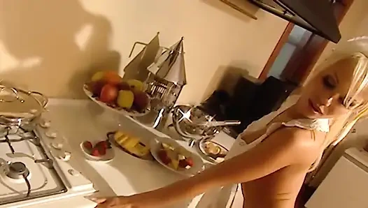 Pelayan ini menanggalkan pakaian untukmu