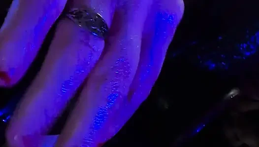 Двойной Дилдо Большого Черного Члена Со Спермой На Пальцах Ног В Конце!