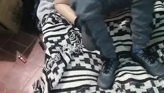 Mädchen mit Montano Kleid mit der Matratze auf dem Boden