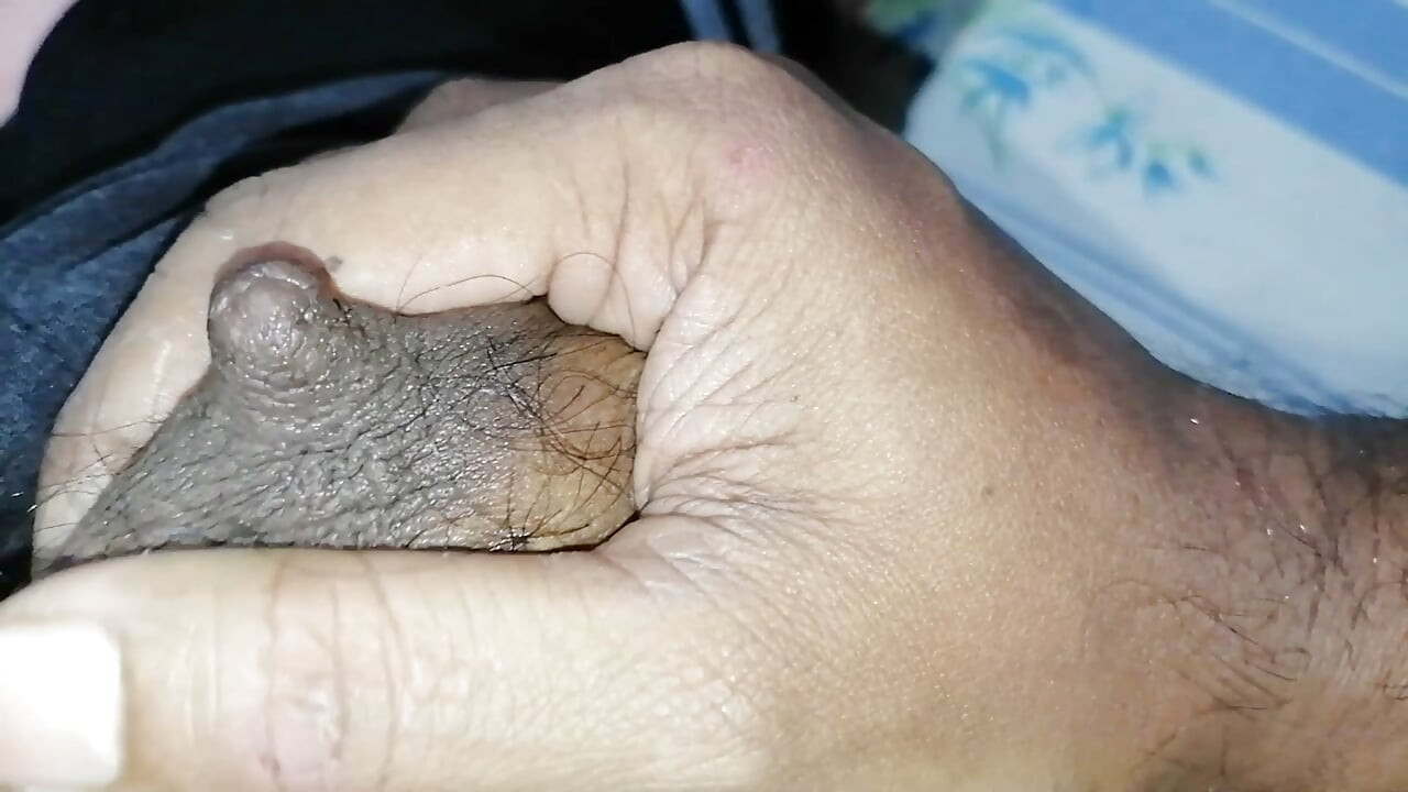 Une Asiatique aux seins poilus touffus taquine le corps nu avant de baiser