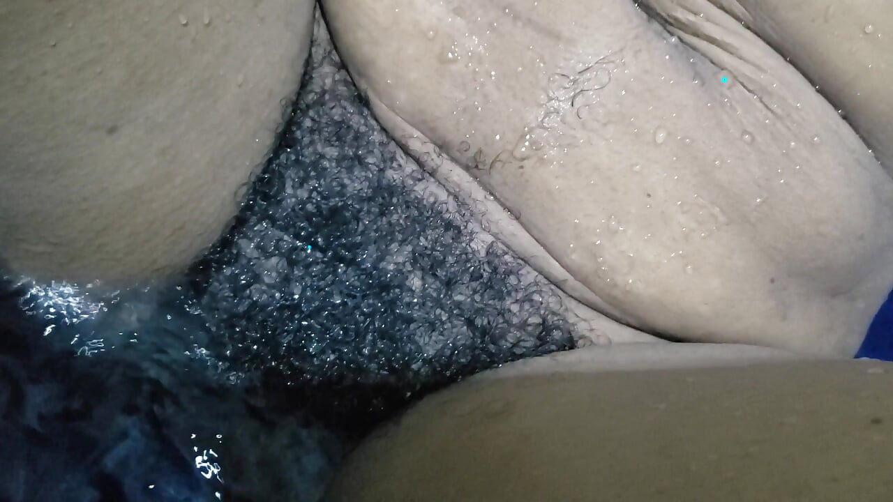 Rekaman seks istri hot dengan memek berbulu lagi asik dientot habis-habisan - close up
