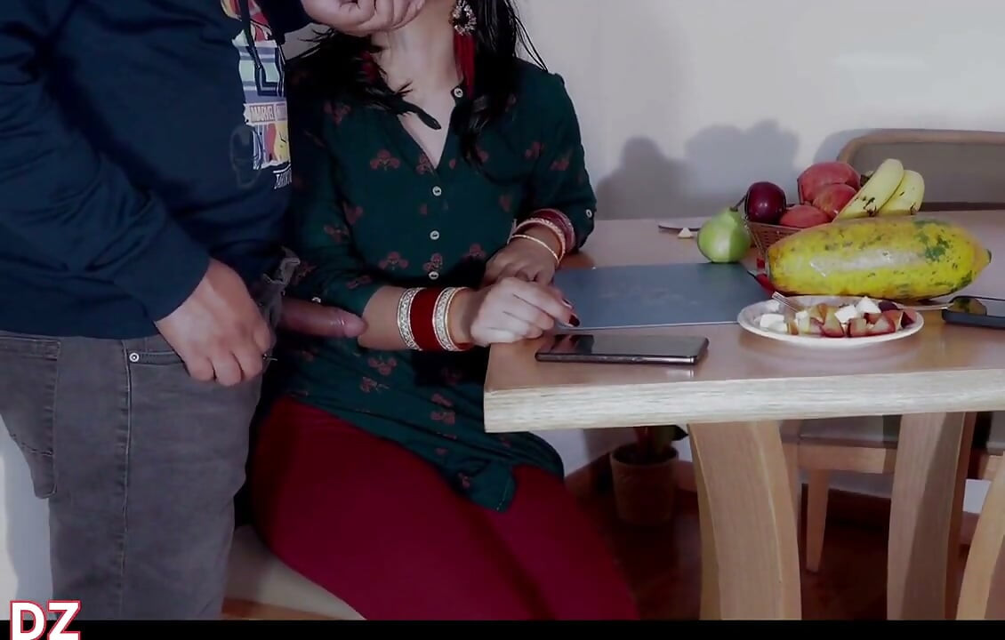 Bhabi-sex mit heißem Desi-stiefschwester-sex in Hindi Audio Lieferjunge, volles Hindi-video viral
