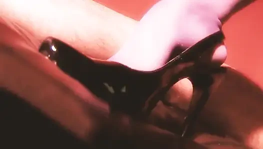 Неконтролируемые шлюхи, сцена 3: блондинка и брюнетка, грудастые милфы в нижнем белье в конечном итоге делят сперму после тройничка