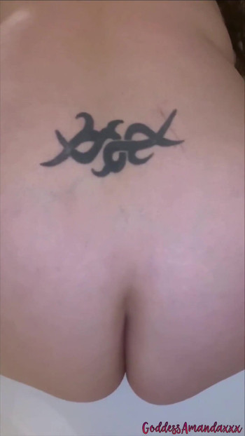 Mächtiger moment von "Neck dich mit meinem kurvigen körper und heißem pinkeln"