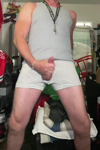 Jockdad87はグレーの下着で角を張っています