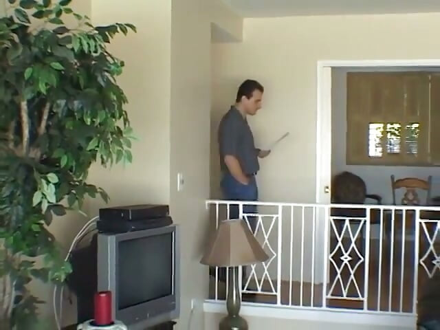 Гърдеста брюнетка язди кур като професионалистка и се изпуска в процеса