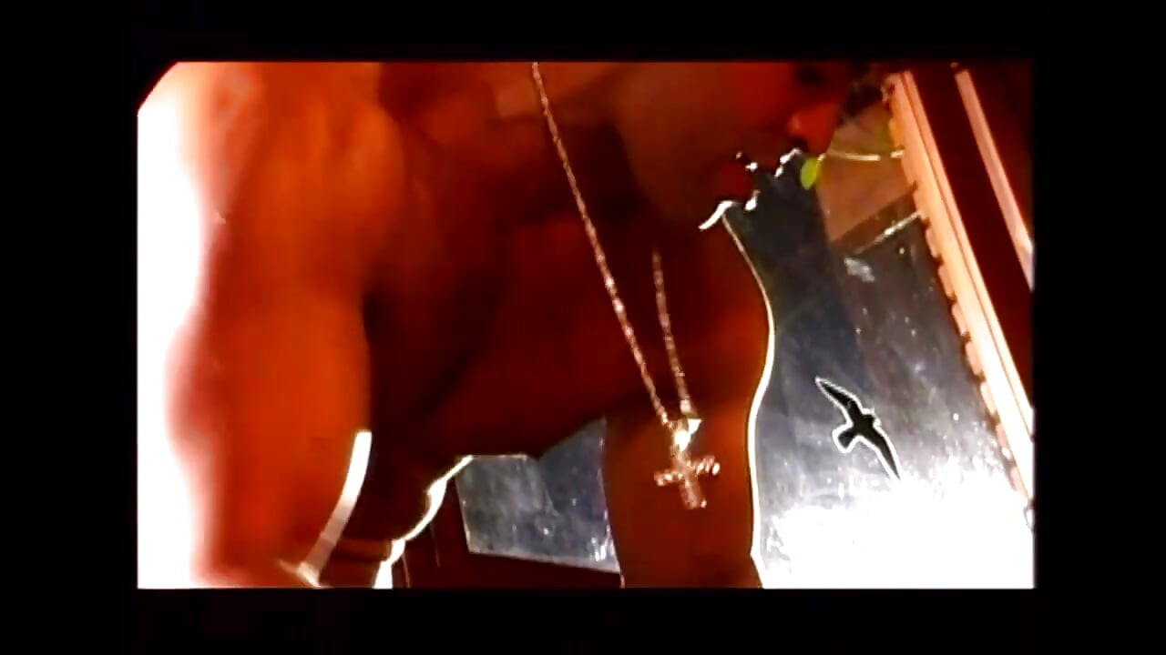 Dva velcí ptáci pro žhavou sexy brunetku