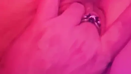 Büyük pembe dildo eğlencesi