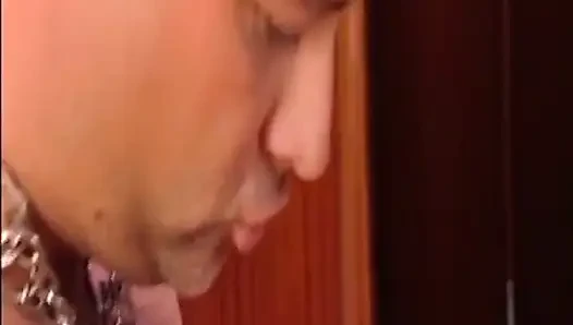 Sürtük Yarak Emiyor Ve açık Havada Yüzüne Boşalıyor