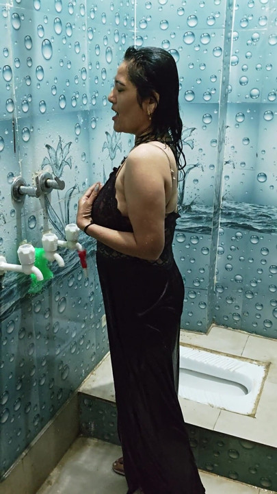 Desi Bhabhi Bathing