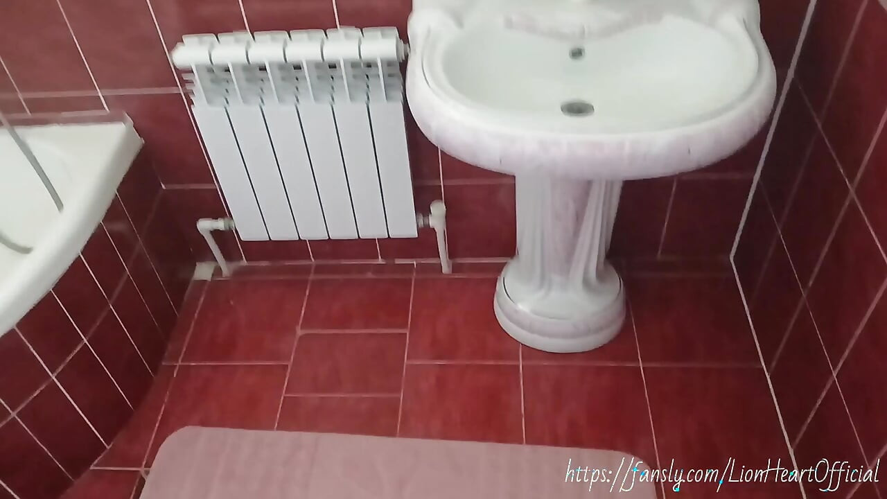 Sola in hotel. Enorme sborra sul tavolo di vetro