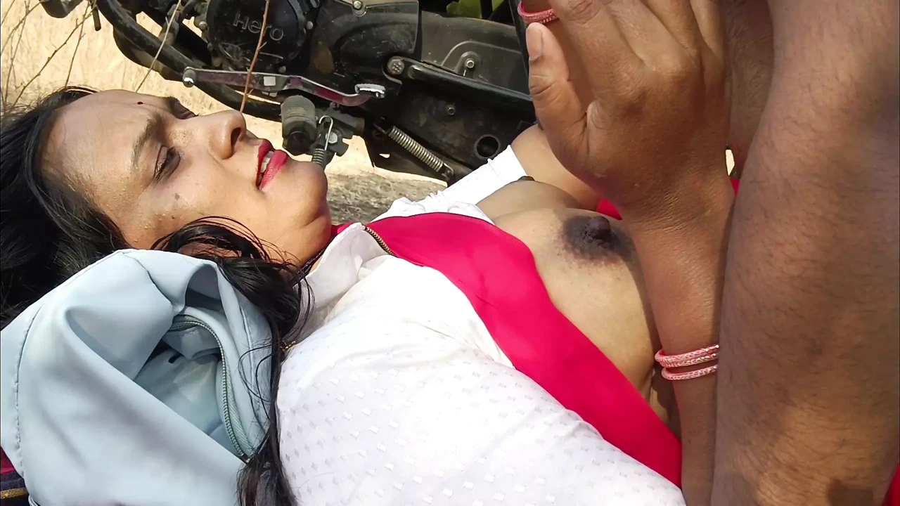 德西印度 Marathi Kavita Bhabhi 在丛林中欺骗丈夫