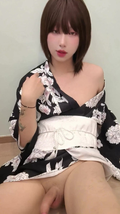 Süper güzel Asyalı ladyboy büyük yarağını oynuyor, büyük yarağına hizmet edecek misin? | Klip 1