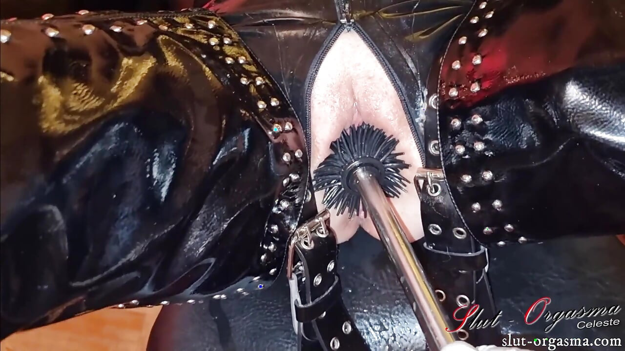 Slut-Orgasma Celeste fucked hard by a equine dildo and a toilet brush