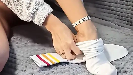 Schmutzige stiefschwein kaufte socken, um meinen schwanz zu necken